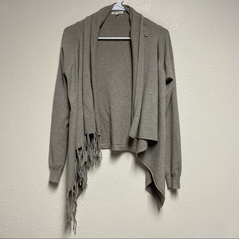 Tea n Rose Asymmetrical Short Cardigan - Picture 4 of 16